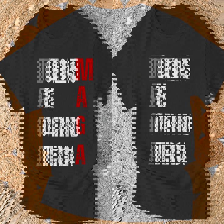 モロンはアメリカを支配している政治的ユーモアの自由のスピーチ Tシャツ 高齢者への贈り物