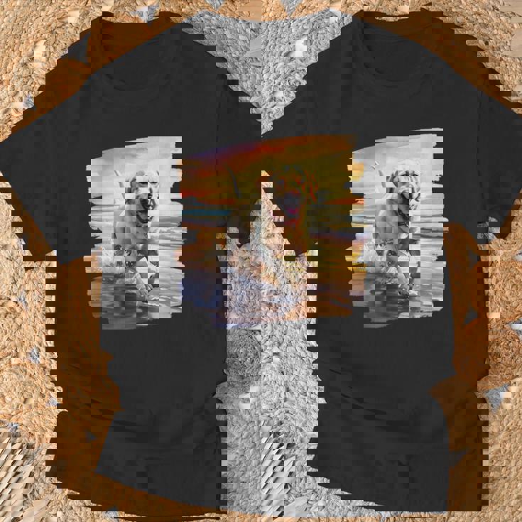 ラブラドールオンザビーチ、ラボ、犬、ラブラドール子犬 Tシャツ 高齢者への贈り物