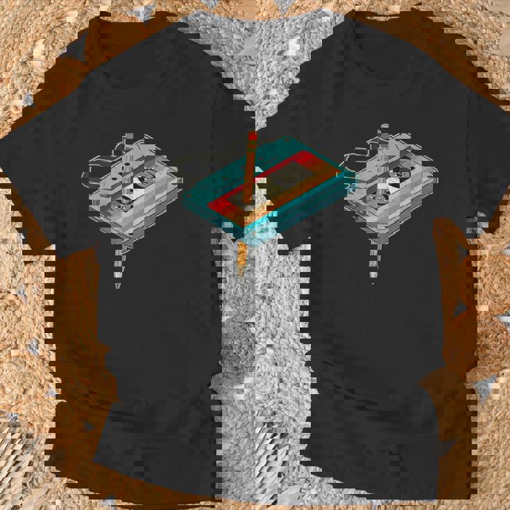 レトロ カセット テープ ペンシル 80 年代 90 年代の音楽ミックステープの振り返り Tシャツ 高齢者への贈り物
