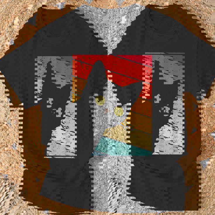 レトロな黒猫、ヴィンテージスタイルの黒猫。 Tシャツ 高齢者への贈り物