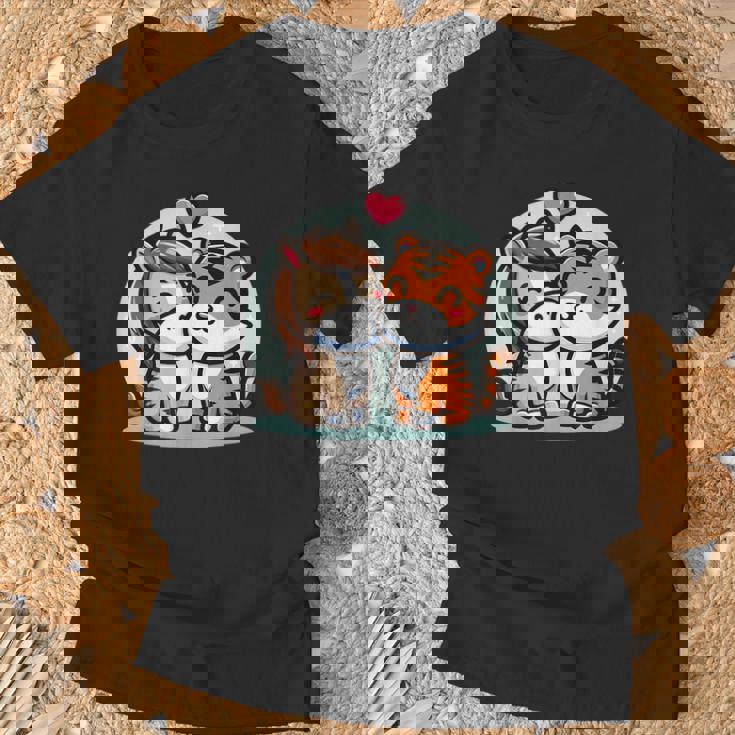 ローの馬と虎を抱きしめる Cuddling Horse And Tiger In Love Tシャツ 高齢者への贈り物