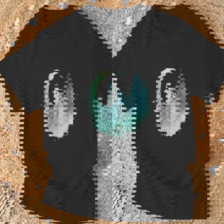 三日月の下で遠吠えするオオカミ 野生動物 Tシャツ 高齢者への贈り物