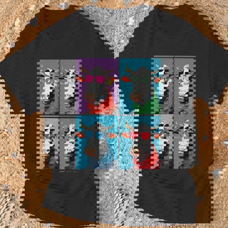 不機嫌そうな牛、エッジの効いた牛のグラフィックデザイン 牛好き向け Tシャツ 高齢者への贈り物