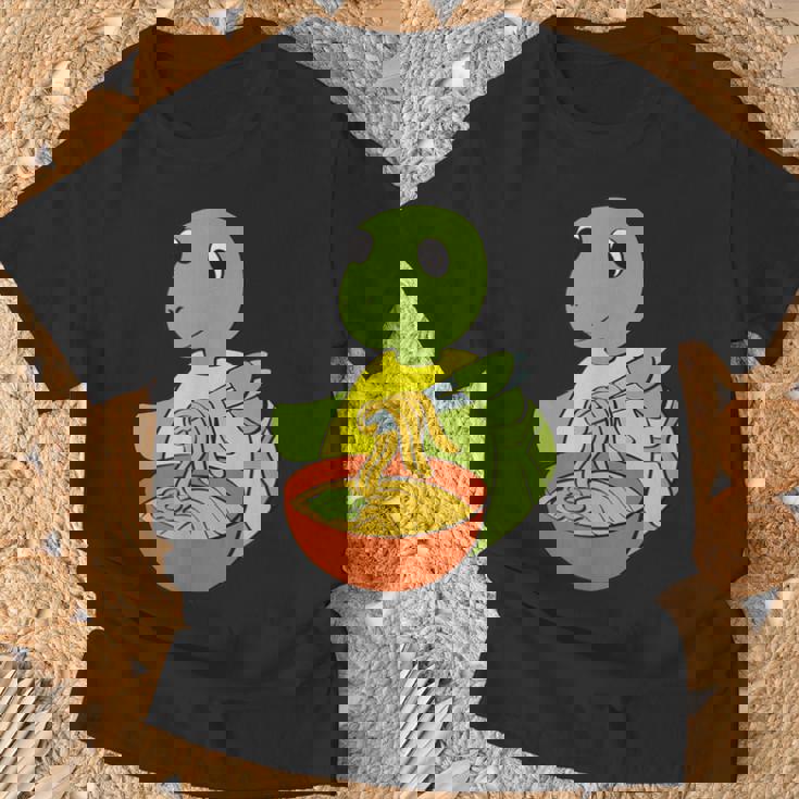 亀がラーメンを食べる 和食 Tシャツ 高齢者への贈り物