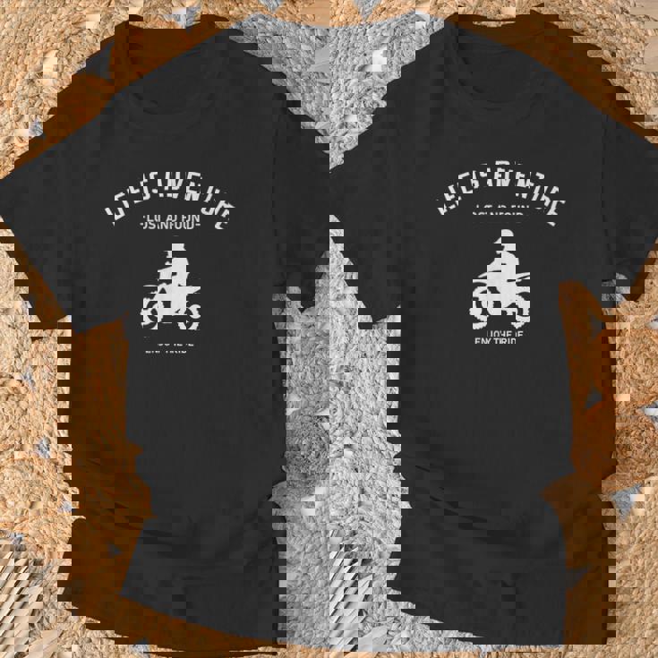 人生は冒険だ アドベンチャー バイク おしゃれ オフロード ラリー おもしろい ツーリング Tシャツ 高齢者への贈り物