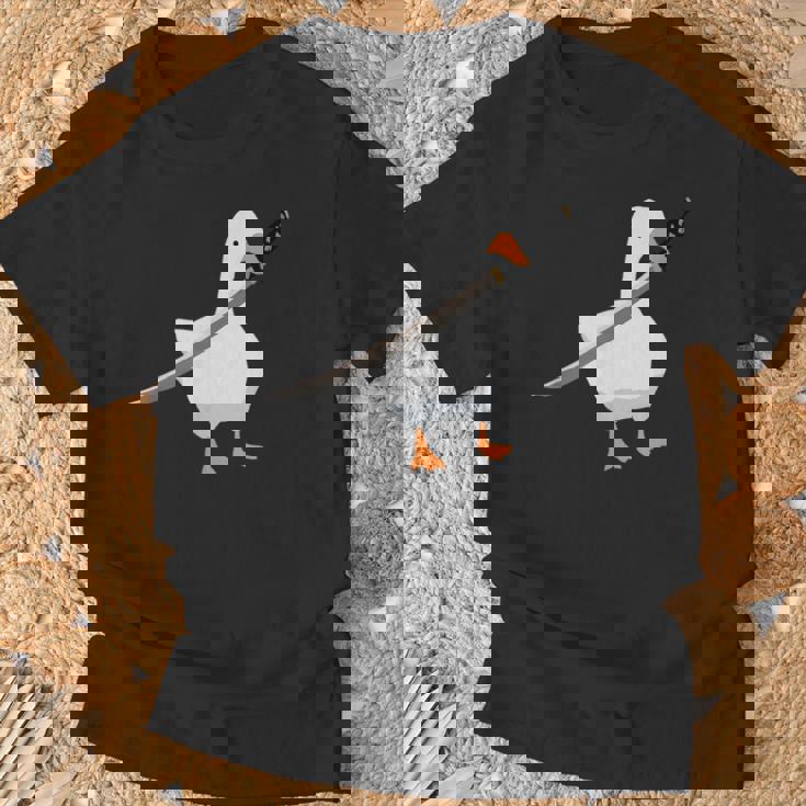 刀を持ったアヒルと剣を持つアヒル 刀包丁 ガチョウ Tシャツ 高齢者への贈り物