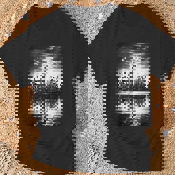 反射写真付き都市のモノクロ写真 Tシャツ 高齢者への贈り物