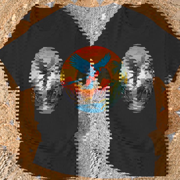 夕日の美しいコンゴウインコ、スカーレットコンゴウインコ Tシャツ 高齢者への贈り物