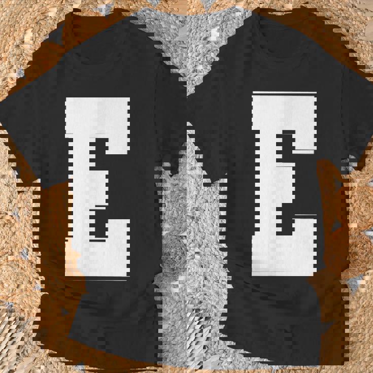 大文字 E アルファベット モノグラム イニシャル Tシャツ 高齢者への贈り物