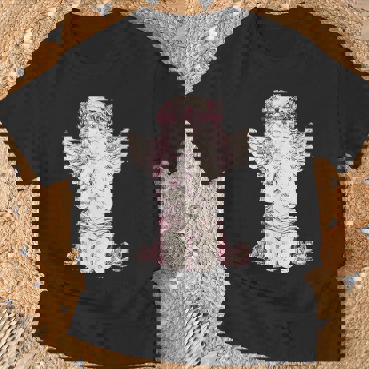 天使の羽を持つ膝の上の美的天使を祈る Tシャツ 高齢者への贈り物