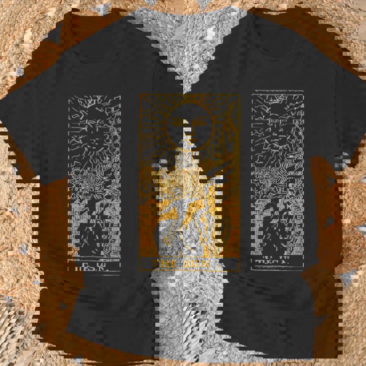 太陽ゴールドタロットカードtシャツ Tシャツ 高齢者への贈り物