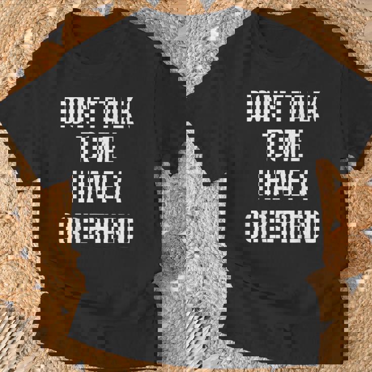 嫉妬深い彼女私に話しかけないでください私には彼女がいます Tシャツ 高齢者への贈り物