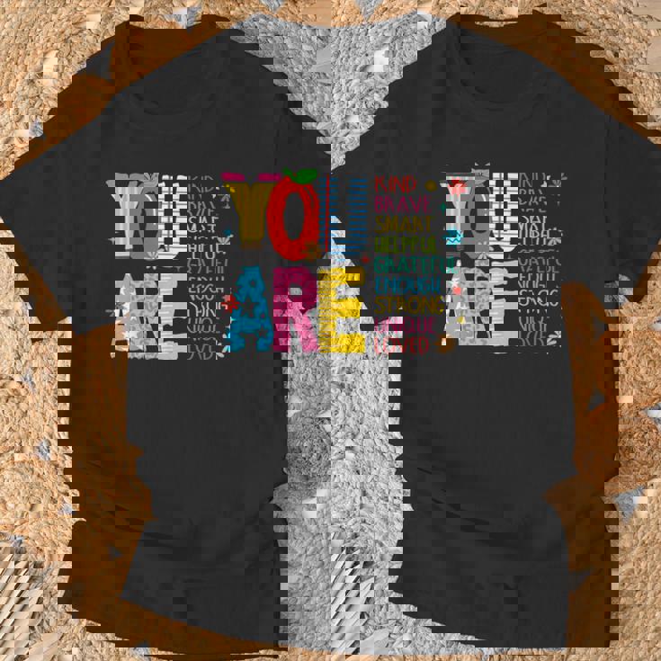 学校の初日に、あなたは素敵で、勇敢で、インスピレーションを与える先生です。 Tシャツ 高齢者への贈り物