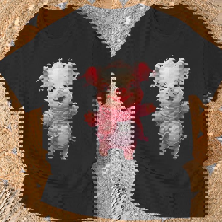 帽子とスカーフを着た豚のクリスマスプレゼント Tシャツ 高齢者への贈り物