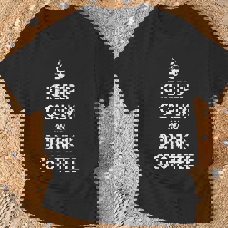 平静を保ち コーヒーを飲む Keep Calm And Drink Coffee Tシャツ 高齢者への贈り物