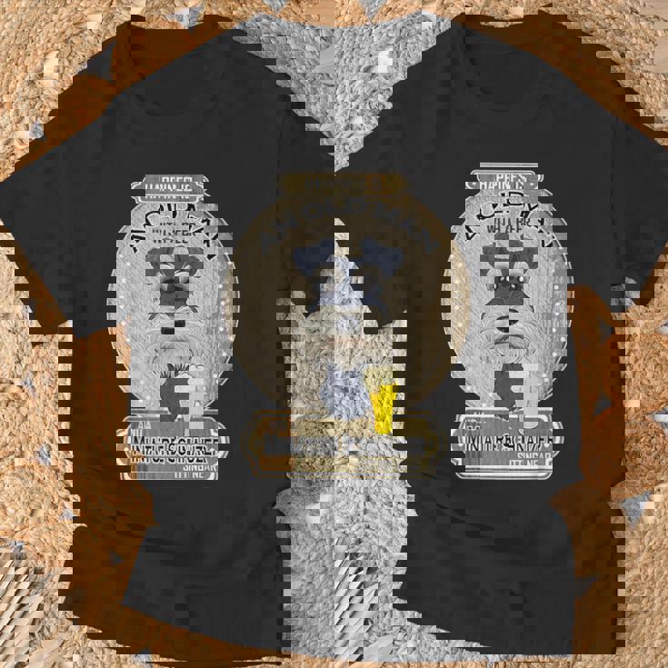 幸せはビールを持った老人にある ミニチュア・シュナウザー Tシャツ 高齢者への贈り物