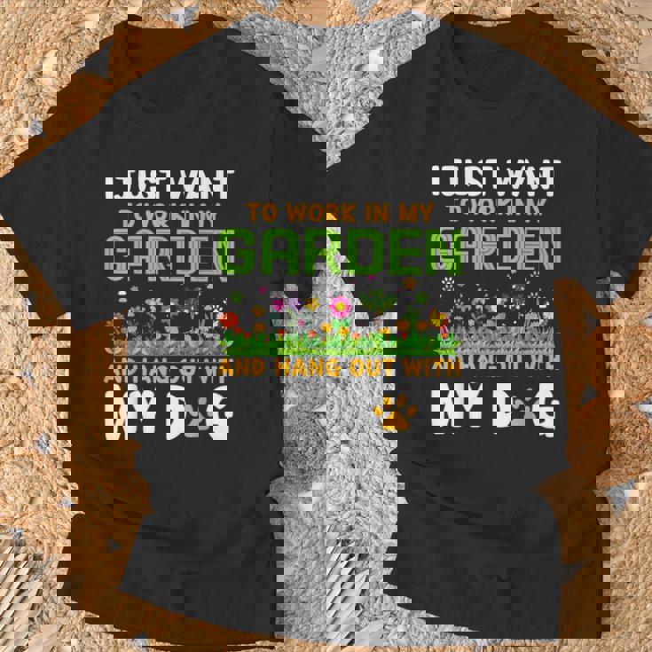 庭で働いて犬とたむろしたい Tシャツ 高齢者への贈り物