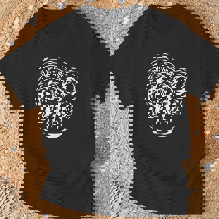 微笑むことを忘れないでください Tシャツ 高齢者への贈り物