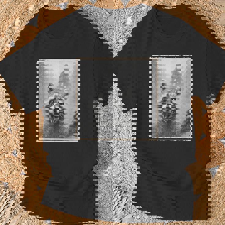 怖いアライグマのセルフィーとビッグフット&面白いサスカッチ。 Tシャツ 高齢者への贈り物