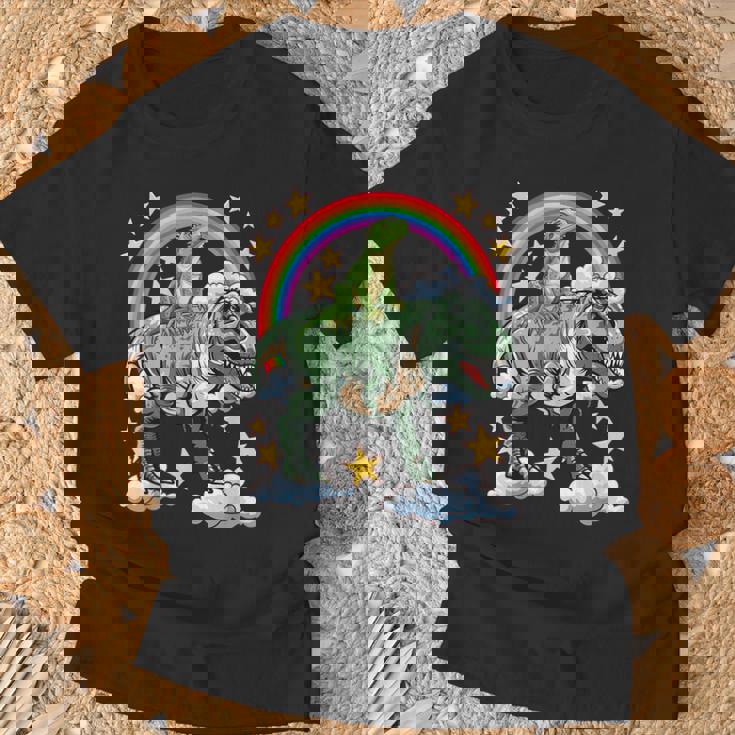 恐竜恐竜に乗る緑のイグアナ Tシャツ 高齢者への贈り物