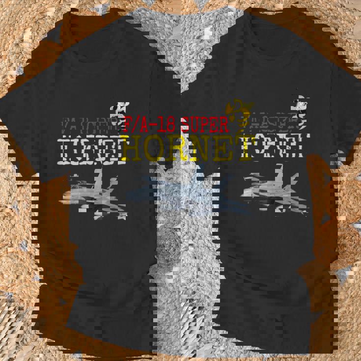 愛国的なアメリカ海軍「FA-18 スーパーホーネット」 In Action。 Tシャツ 高齢者への贈り物