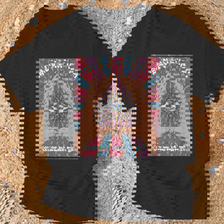 手、三角形、すべてが見える目を持つイルミナティデザイン。 Tシャツ 高齢者への贈り物