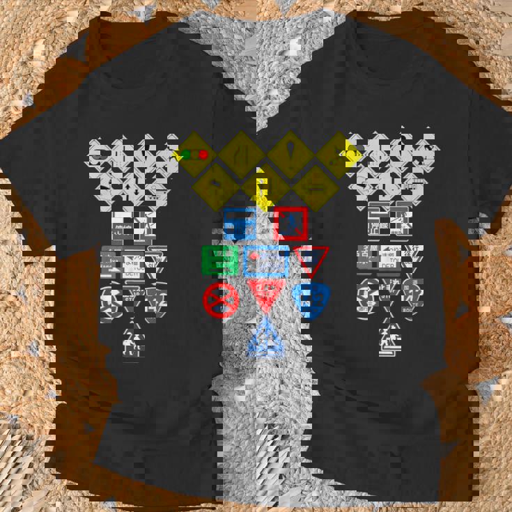 日本の道路標識、日本の交通警告シンボルグラフィック。 Tシャツ 高齢者への贈り物