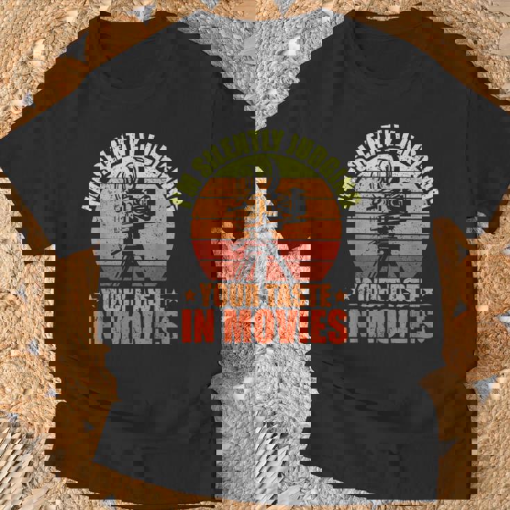 映画で味を判断する 映画ファン 映画 シネマ Tシャツ 高齢者への贈り物