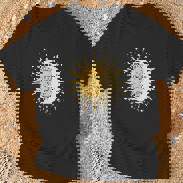 月 太陽 美的 神秘的 Tシャツ 高齢者への贈り物