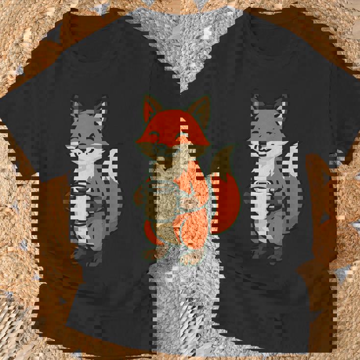 朝のコーヒーを楽しむ居心地の良いキツネ。 Tシャツ 高齢者への贈り物