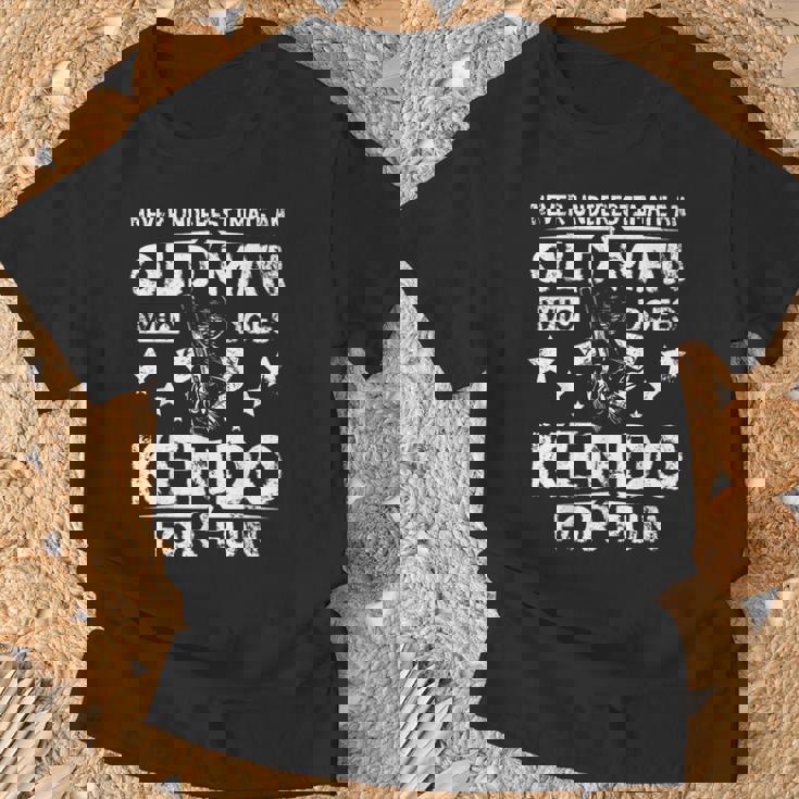 楽しみのために剣道をする老人を決して過小評価しないでください。 Tシャツ 高齢者への贈り物