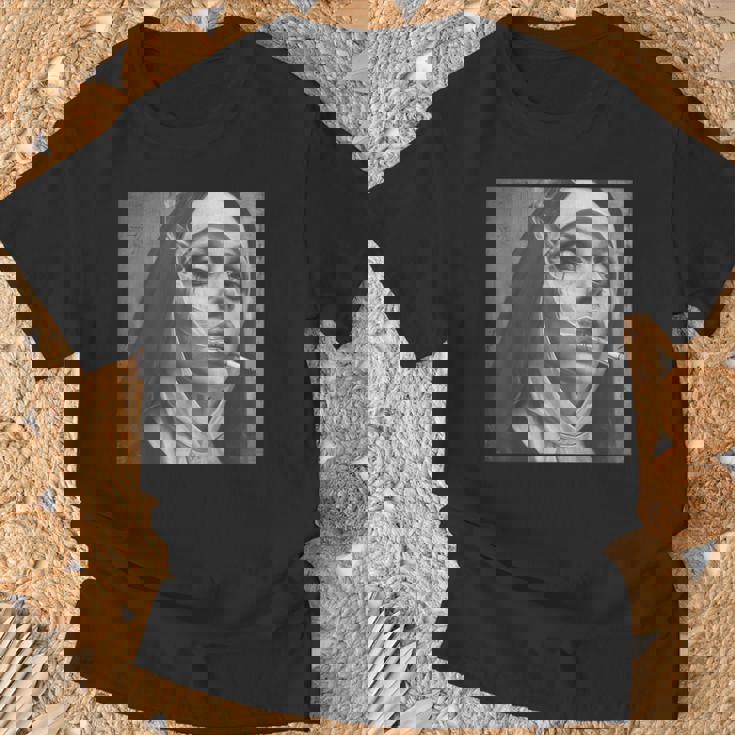 熱い修道女がタバコを吸う、反抗的な修道女 Tシャツ 高齢者への贈り物
