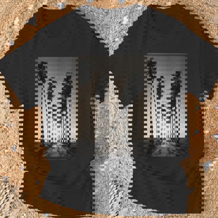 白黒写真 ヤシの木の夕日 ビンテージ写真 Tシャツ 高齢者への贈り物