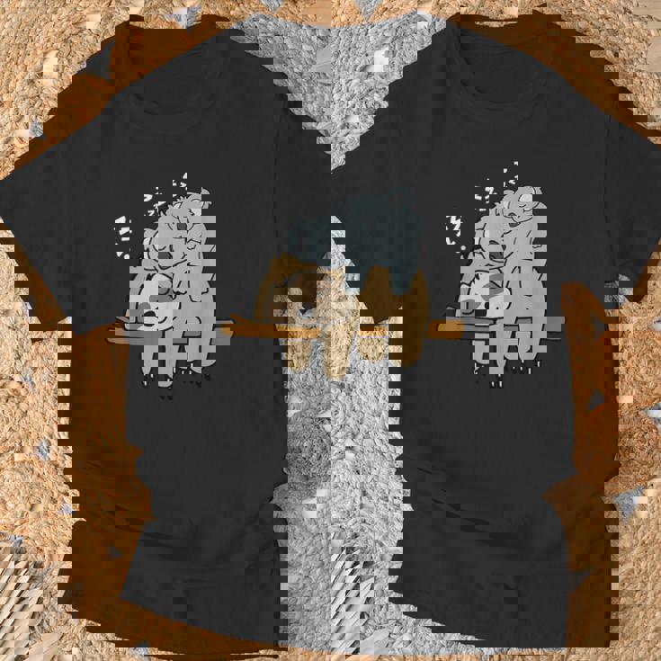 眠っているかわいい怠け者ナマケモノ ベビーコアラ ママベア昼寝 Tシャツ 高齢者への贈り物