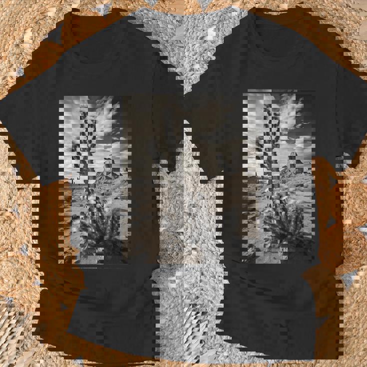砂漠のサボテンのモノクロ写真 Tシャツ 高齢者への贈り物