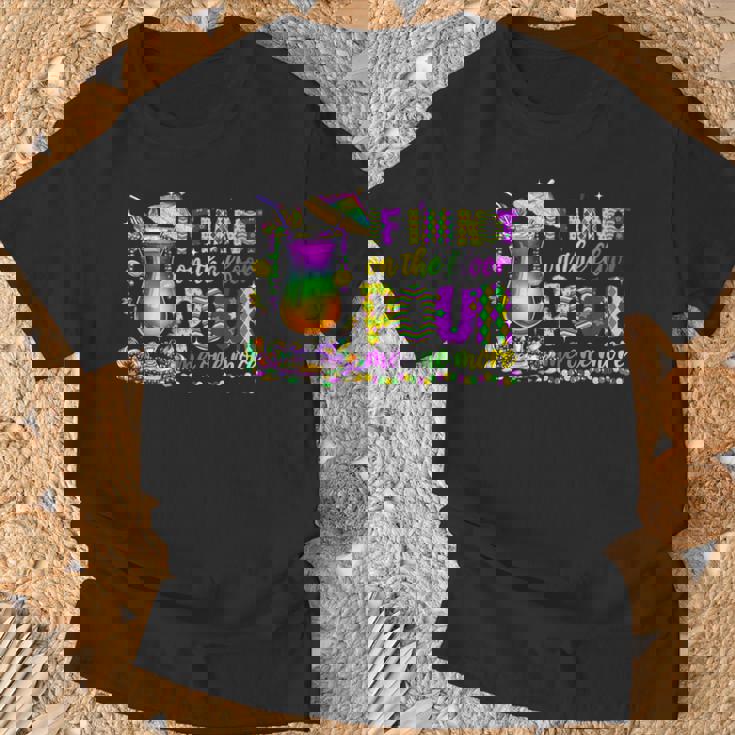 私が床にいないなら、マルディグラ（2025）をもう一杯注いでください Tシャツ 高齢者への贈り物