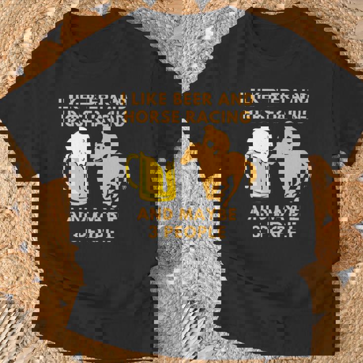 私はビールと競馬が好きで、多分3人の面白い贈り物が好きです Tシャツ 高齢者への贈り物