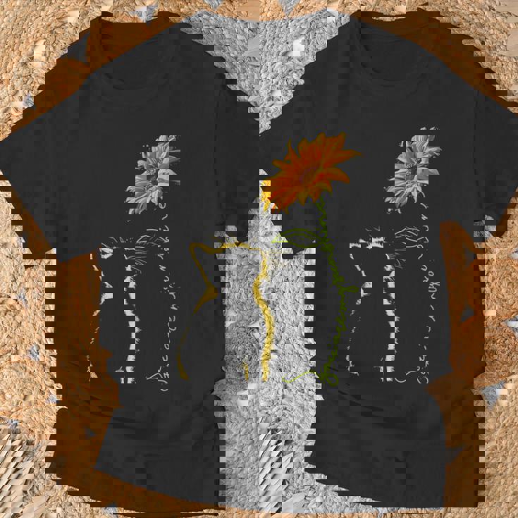 素敵な黄色い猫のひまわり Tシャツ 高齢者への贈り物