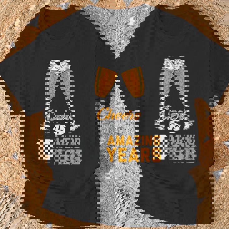 結婚10周年記念ギフト Cheers Amazing Years Married Tシャツ 高齢者への贈り物