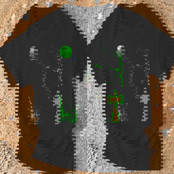 緑のスプレーの木のけん玉を渡ってガラスの球体に煙の波 Tシャツ 高齢者への贈り物