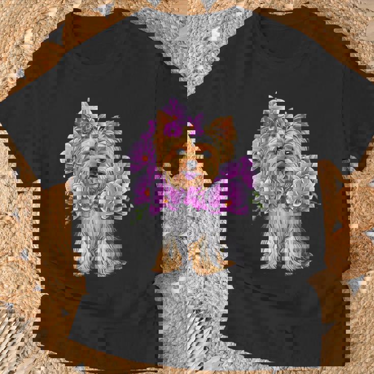 花を持つヨークシャー テリア Tシャツ 高齢者への贈り物