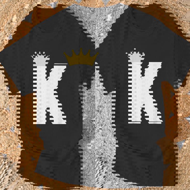 英文字 K 大文字 アルファベット モノグラム イニシャル キング クイーン クラウン Tシャツ 高齢者への贈り物