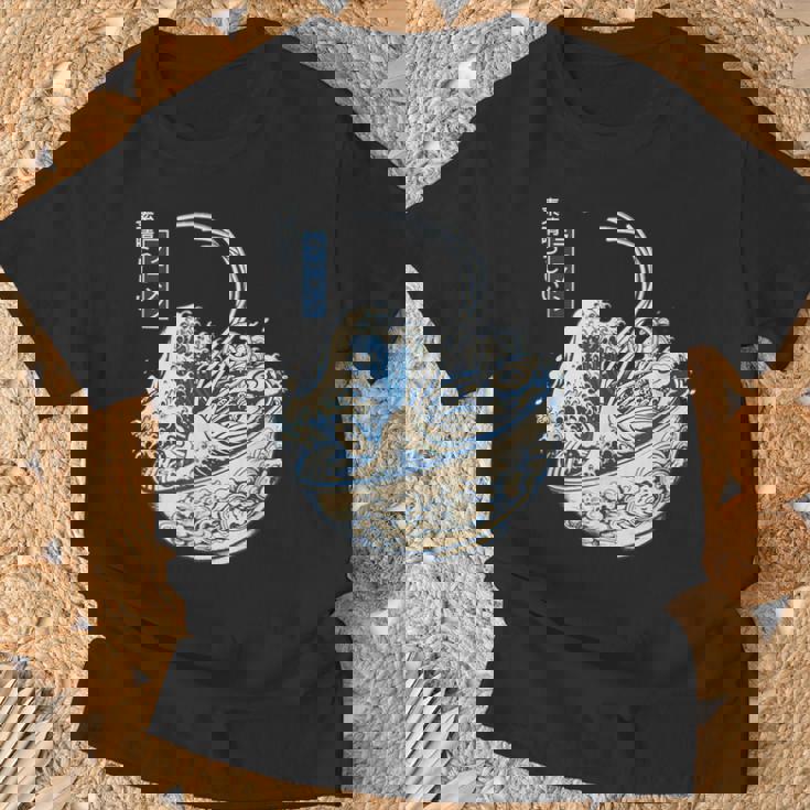 葛飾 北斎 神奈川沖浪裏 有名なヴィンテージアート ラーメン好き ラーメンオタク ラーメン 面白い ネタ ごはん 飯 麺 Tシャツ 高齢者への贈り物