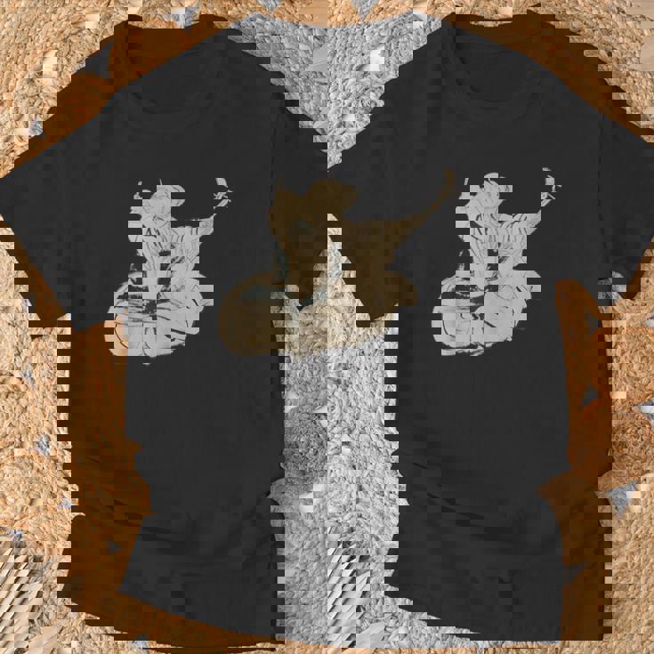 葛飾北斎作 三味線と座る女 Tシャツ 高齢者への贈り物