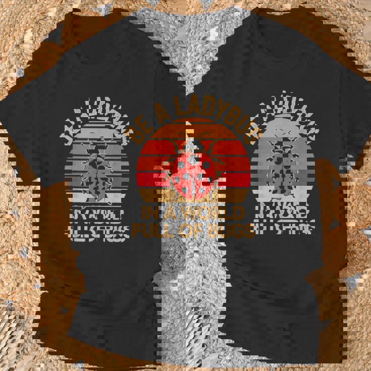 虫だらけの世界でてんとう虫になろう レトロなてんとう虫 Tシャツ 高齢者への贈り物