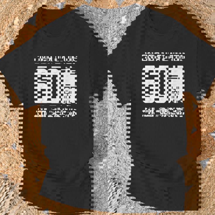 誕生日 誕生日おめでとう 60歳 ネタ ジョーク ギャグ お笑い ツッコミ 60祝い 長寿祝い おもしろ Tシャツ 高齢者への贈り物