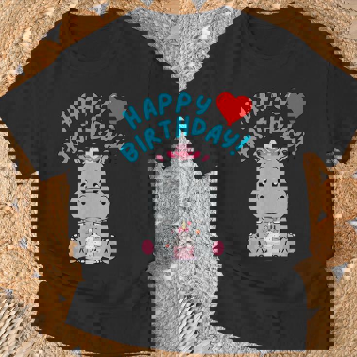 誕生日おめでとうギフト かわいいカバが彼女の誕生日を祝います Tシャツ 高齢者への贈り物