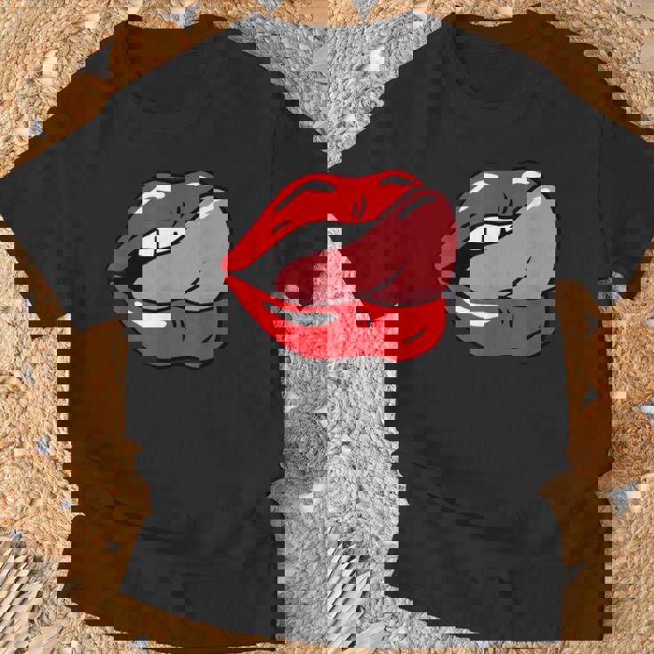 赤い唇を舐めるロックンロールグラフィック。 Tシャツ 高齢者への贈り物