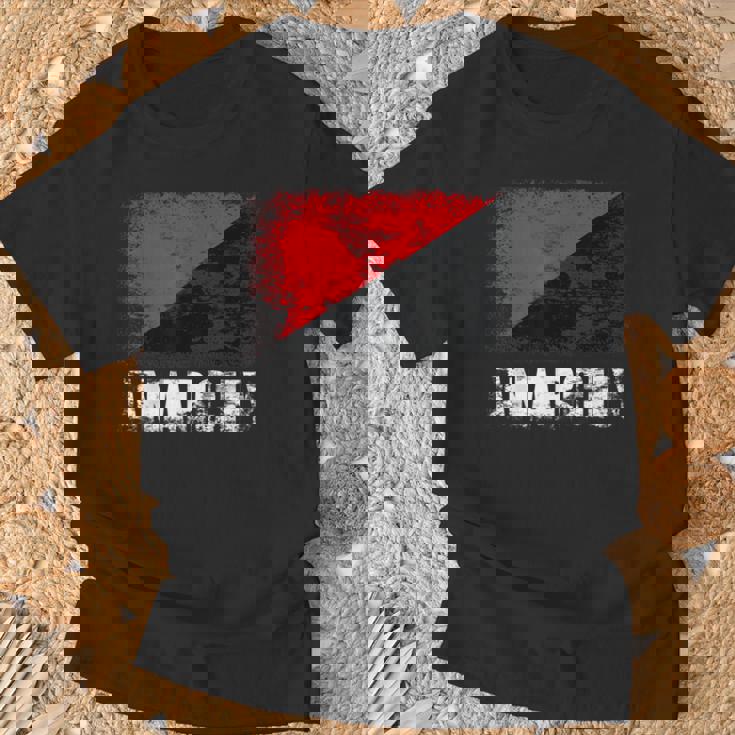 赤黒アナーキーフラッグtシャツ Tシャツ 高齢者への贈り物