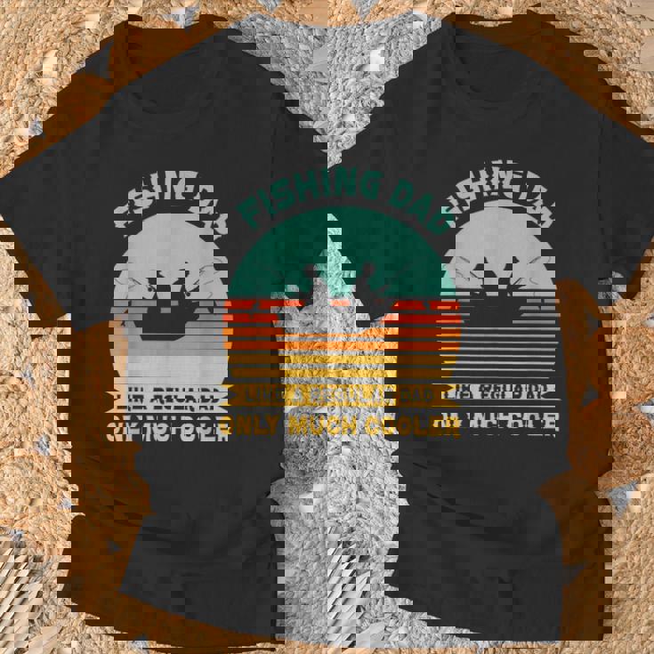 釣りバカ日誌 普通のパパよりカッコイイ！？ おとっつぁん フィッシャー 父 魚 フィッシング Tシャツ 高齢者への贈り物